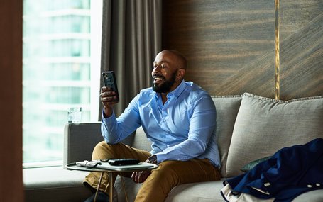 Man_Phone_Apartment